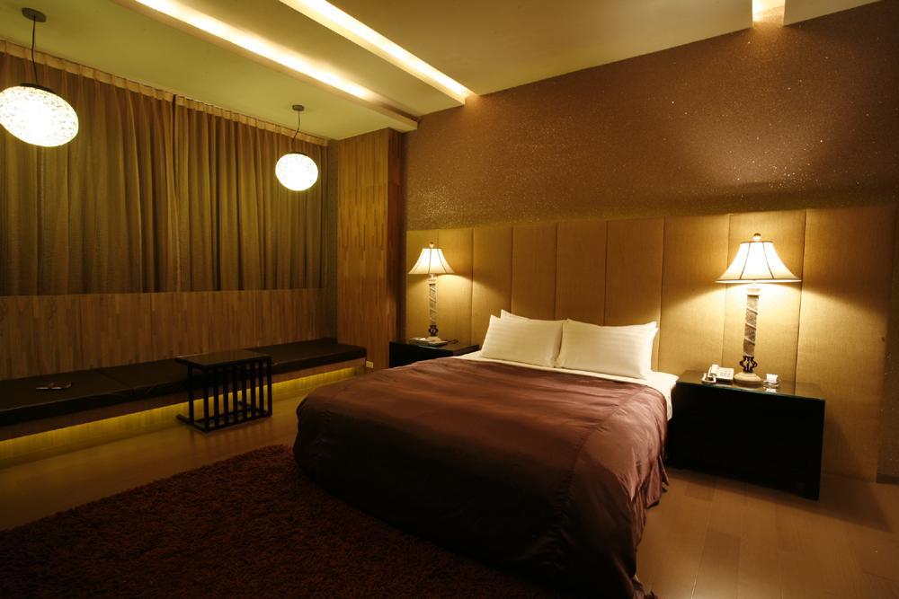 Chateau Boutique Motel Taichung Bagian luar foto